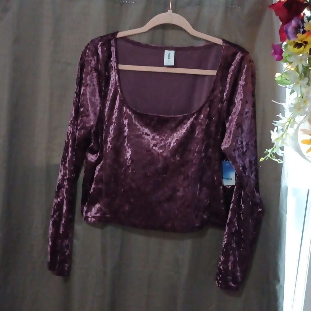 Abound top, crushed velvet in Plum, crop ped top. Size 2x
